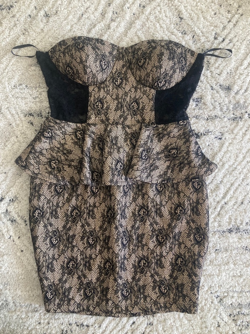 New Bebe 2b lace cream black corset cutout back peplum dress